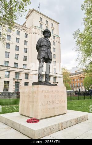 Gedenkstatue für Feldmarschall Allenbrooke (1883-1963), vor dem Gebäude des britischen Verteidigungsministeriums, London, England. Stockfoto