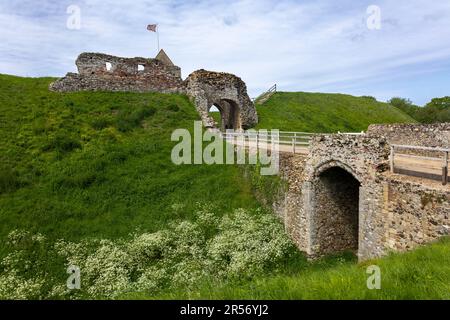 Castle Rising ist eine gut erhaltene Burgruine in Norfolk, Großbritannien. Im 12. Jahrhundert erbaut, war Königin Isabella die berühmteste Einwohnerin Stockfoto