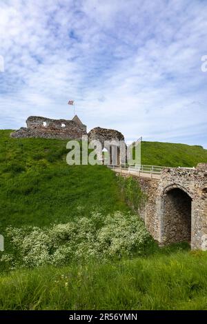 Castle Rising ist eine gut erhaltene Burgruine in Norfolk, Großbritannien. Im 12. Jahrhundert erbaut, war Königin Isabella die berühmteste Einwohnerin Stockfoto