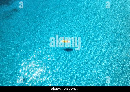 Luftaufnahme von mit Mann und Frau auf dem Sup Board im blauen Meer Stockfoto