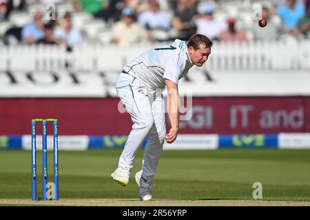 Graham Hume of Ireland Bowling während des LV= Insurance Day One Test Match England gegen Irland bei Lords, London, Großbritannien. 1. Juni 2023. (Foto von Craig Thomas/News Images) in London, Großbritannien, 6/1/2023. (Foto: Craig Thomas/News Images/Sipa USA) Guthaben: SIPA USA/Alamy Live News Stockfoto