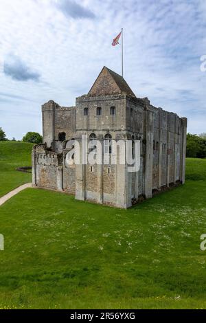 Castle Rising ist eine gut erhaltene Burgruine in Norfolk, Großbritannien. Im 12. Jahrhundert erbaut, war Königin Isabella die berühmteste Einwohnerin Stockfoto