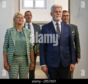 Wien, Österreich. 01. Juni 2023. Der tschechische Präsident Petr Pavel, rechts, trifft am 1. Juni 2023 in Wien auf die österreichische Verteidigungsministerin Klaudia Tanner. Kredit: VIT Simanek/CTK Photo/Alamy Live News Stockfoto