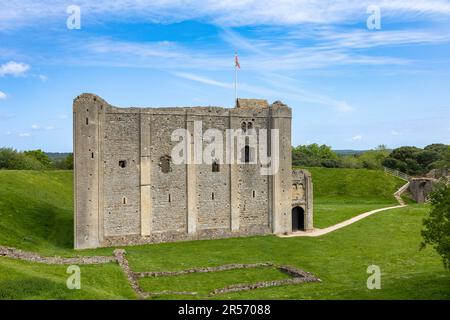Castle Rising ist eine gut erhaltene Burgruine in Norfolk, Großbritannien. Im 12. Jahrhundert erbaut, war Königin Isabella die berühmteste Einwohnerin Stockfoto