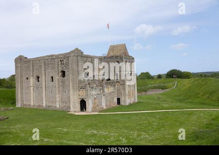 Castle Rising ist eine gut erhaltene Burgruine in Norfolk, Großbritannien. Im 12. Jahrhundert erbaut, war Königin Isabella die berühmteste Einwohnerin Stockfoto