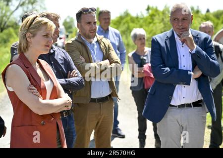 Eupen, Belgien. 01. Juni 2023. Besuch von Minister Tellier am Ort eines Brandes in den Hautes Fagnes zwischen TERNELL und Mutzenich, nahe der belgisch-deutschen Grenze, Donnerstag, den 01. Juni 2023. Mehr als 170 Hektar Vegetation sind in Flammen aufgegangen. Der Brand, der angeblich von Menschen verursacht wurde, begann Montagabend. Die belgischen Feuerwehrleute erhielten Unterstützung von deutschen Kollegen und dem Katastrophenschutz. BELGA PHOTO DIRK WAEM Credit: Belga News Agency/Alamy Live News Stockfoto