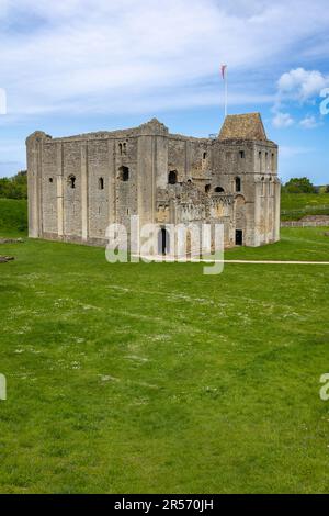 Castle Rising ist eine gut erhaltene Burgruine in Norfolk, Großbritannien. Im 12. Jahrhundert erbaut, war Königin Isabella die berühmteste Einwohnerin Stockfoto