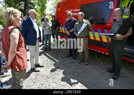 Eupen, Belgien. 01. Juni 2023. Besuch von Minister Tellier am Ort eines Brandes in den Hautes Fagnes zwischen TERNELL und Mutzenich, nahe der belgisch-deutschen Grenze, Donnerstag, den 01. Juni 2023. Mehr als 170 Hektar Vegetation sind in Flammen aufgegangen. Der Brand, der angeblich von Menschen verursacht wurde, begann Montagabend. Die belgischen Feuerwehrleute erhielten Unterstützung von deutschen Kollegen und dem Katastrophenschutz. BELGA PHOTO DIRK WAEM Credit: Belga News Agency/Alamy Live News Stockfoto