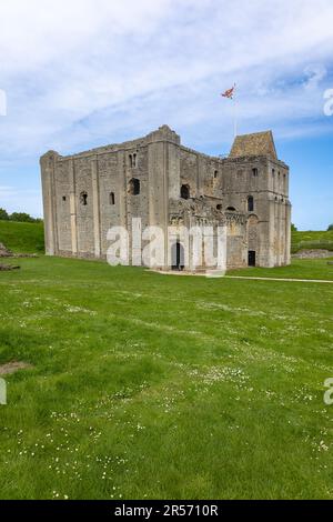 Castle Rising ist eine gut erhaltene Burgruine in Norfolk, Großbritannien. Im 12. Jahrhundert erbaut, war Königin Isabella die berühmteste Einwohnerin Stockfoto