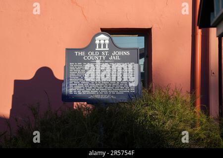 St. Augustine, Florida - 28. Dezember 2022: Historischer Marker für das Old St Johns County Gefängnis, der seine schreckliche Geschichte erklärt Stockfoto