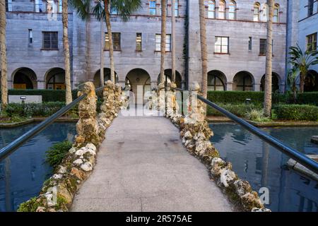 St. Augustine, Florida - 28. Dezember 2022: Innenhof des Lightner Museum im historischen Stadtteil mit Palmen und einem Koi-Teich Stockfoto