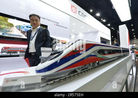 Bangkok, Thailand. 31. Mai 2023. Ein Besucher sieht ein Zugmodell der China Railway Rolling Stock Corporation (CRRC) während der Asia Pacific Rail 2023 in Bangkok, Thailand, am 31. Mai 2023. CRRC führte während der Ausstellung eine Reihe von Aktivitäten zum Thema „Entdecken der Welt mit dem Zug“ durch und stellte verschiedene Modelle chinesischer Züge aus. Kredit: Rachen Sageamsak/Xinhua/Alamy Live News Stockfoto