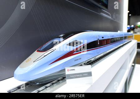 Bangkok, Thailand. 31. Mai 2023. Ein Zugmodell der China Railway Rolling Stock Corporation (CRRC) wird am 31. Mai 2023 auf der Asia Pacific Rail 2023 in Bangkok, Thailand, gezeigt. CRRC führte während der Ausstellung eine Reihe von Aktivitäten zum Thema „Entdecken der Welt mit dem Zug“ durch und stellte verschiedene Modelle chinesischer Züge aus. Kredit: Rachen Sageamsak/Xinhua/Alamy Live News Stockfoto