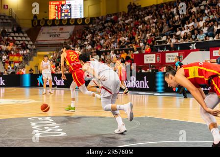 vigo, Spanien. Mai, 26., 2023. Der chinesische Spieler Shuyu versucht, vor der Verteidigung der Spieler Carrera und Cazorla den Korb zu erreichen. Kredit: Xan Gasal Stockfoto