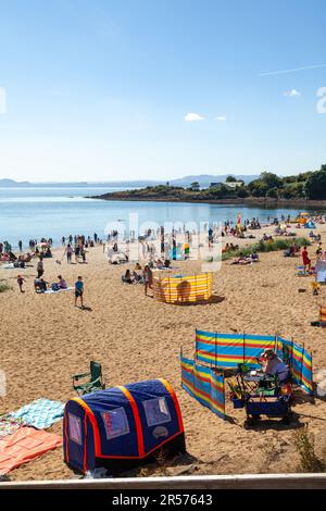 Ein geschäftiger Silver Sands Beach Aberdour, Fife, Schottland Stockfoto