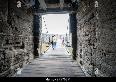 Saint Augustine, Florida - 31. Dezember 2022: Touristen verlassen die Zugbrücke am Castillo de San Marcos National Monument Fort Stockfoto