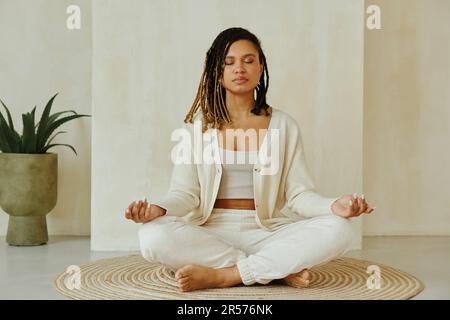 Junge afroamerikanische Frau, die Meditation praktiziert. Stockfoto