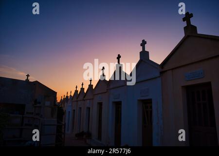 Marinefriedhof in Bonifacio in der Dämmerung Stockfoto