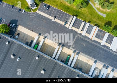 Luftaufnahme des Verteilerzentrums mit Lkw, Pennsylvania, USA Stockfoto