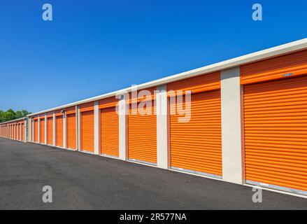 Orangefarbene Außentüren des Selbstlagers, Pennsylvania, USA Stockfoto