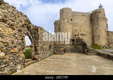 Ruinen von Iglesia de San Pedro und Schloss Santa Ana (Castillo-Faro de Santa Ana) mit mittelalterlicher Architektur, defensiven Elementen, Steinmauern, Batt Stockfoto