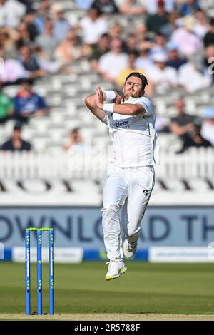 Mark Adair of Ireland bowls during the LV= Insurance Day One Test Match England vs Ireland at Lords, London, Vereinigtes Königreich, 1. Juni 2023 (Foto: Craig Thomas/News Images) Stockfoto