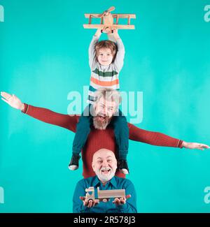 Männer Generation: Großvater Vater und Enkel spielen mit Spielzeug Flugzeug. Junge träumt davon, Pilot zu werden. Journey Reise Reisekonzept. Isoliert Stockfoto