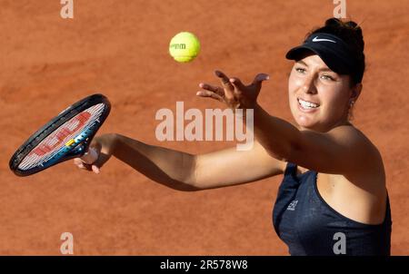 Paris, Frankreich. 01. Juni 2023. Die französische Oceane Dodin in Aktion während eines Tennisspiels zwischen der französischen Oceane Dodin und der tunesischen Ons Jabeur, in der zweiten Runde der Frauen beim Roland Garros French Open Tennis Turnier in Paris, Frankreich, am Donnerstag, den 01. Juni 2023. BELGA FOTO BENOIT DOPPAGNE Kredit: Belga News Agency/Alamy Live News Stockfoto