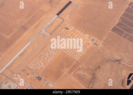 8/27/2022: Luftaufnahme des Southern California Logistics Airport in Victorville, Kalifornien, abseits der Route 66. SCLA ist ein Boneyard für Flugzeugteile Stockfoto