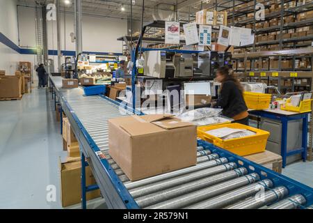 Mitarbeiter, die Kartons in der Versandabteilung des Herstellerlagers in New Jersey USA verpacken Stockfoto