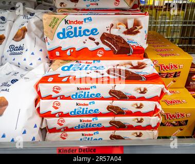 Italien - 31. Mai 2023: Kinder Delice Snacks in 10-teiliger, recycelbarer Papierverpackung neben Twix Schokoladenriegeln zum Verkauf in den Regalen eines I. Stockfoto