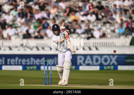 ZAK Crawley aus England treibt den Ball während des LV= Insurance Day One Test Match England gegen Irland bei Lords, London, Großbritannien, 1. Juni 2023 (Foto: Craig Thomas/News Images) Stockfoto