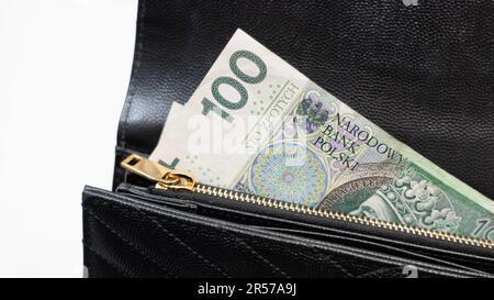 Polnisches Geld in einer schwarzen Geldbörse, Geld in einer Geldbörse, 100 polnischer Schein, polnisches gesetzliches Zahlungsmittel, złotówki, polskie Złote, PLN Stockfoto