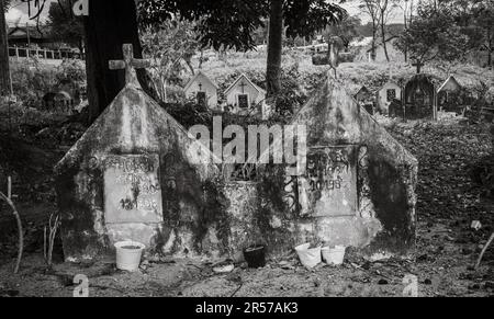 Die Gräber eines Ehegatten und einer Ehefrau in einem katholischen Friedhof gegenüber der katholischen Kirche Kon XOM Luh, Kon Ray, Kontum, Vietnam. Die Leute, die hier begraben sind, sind Bah Stockfoto