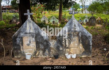 Die Gräber eines Ehegatten und einer Ehefrau in einem katholischen Friedhof gegenüber der katholischen Kirche Kon XOM Luh, Kon Ray, Kontum, Vietnam. Die Leute, die hier begraben sind, sind Bah Stockfoto