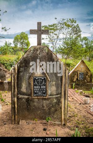 Gräber in einem katholischen Friedhof gegenüber der katholischen Kirche Kon XOM Luh, Kon Ray, Kontum, Vietnam. Ärmere Gräber sind einfach mit rostenden Ölfässern bedeckt. Stockfoto