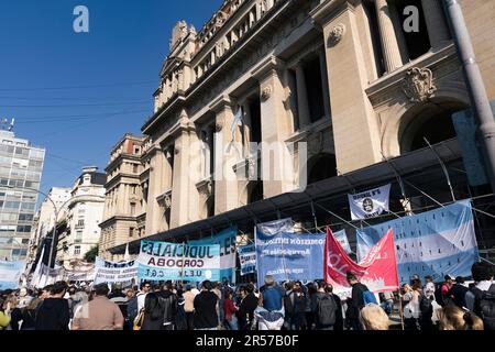 Buenos Aires, Argentinien. 1. Juni 2023 Justizangestellte aus dem ganzen Land veranstalten einen 36-stündigen nationalen Streik und mobilisieren den Obersten Gerichtshof, der von der Union der Justizbediensteten des Landes (UEJN, in der spanischen Abkürzung) aufgerufen wurde, um die Zahlung des zweiten Teils der vereinbarten Gehaltserhöhung zu fordern. (Kredit: Esteban Osorio/Alamy Live News) Stockfoto