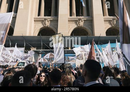 Buenos Aires, Argentinien. 1. Juni 2023 Justizangestellte aus dem ganzen Land veranstalten einen 36-stündigen nationalen Streik und mobilisieren den Obersten Gerichtshof, der von der Union der Justizbediensteten des Landes (UEJN, in der spanischen Abkürzung) aufgerufen wurde, um die Zahlung des zweiten Teils der vereinbarten Gehaltserhöhung zu fordern. (Kredit: Esteban Osorio/Alamy Live News) Stockfoto