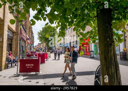 Gäste und Einkäufer des Costa Coffee Cafés genießen die Frühlingssonne im Stadtzentrum von Lancaster. Stockfoto