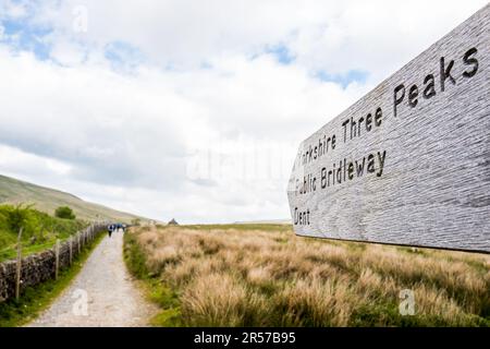 Wanderer auf dem Fußweg zu Whenside, einem der drei Gipfel in Yorkshire. Stockfoto