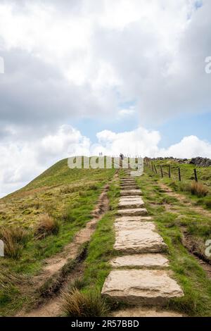 Wanderer auf dem Fußweg zu Whenside, einem der drei Gipfel in Yorkshire. Stockfoto