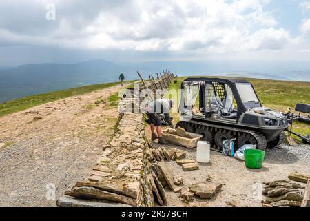 Freiwillige und Park Ranger pflegen die Wanderwege und trockenen Steinmauern auf dem Gipfel von Whenside, einem der drei Gipfel von Yorkshire. Stockfoto