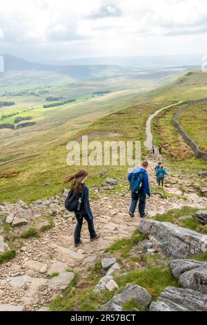 Wanderer auf dem Fußweg zu Whenside, einem der drei Gipfel in Yorkshire. Stockfoto