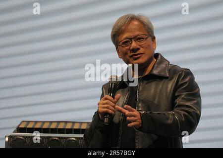 Taipeh, Taiwan. 01. Juni 2023. Jensen Huang, Präsident der NVIDIA bei der hauptrednerin von supermicro während der COMPUTEX 2023. Die COMPUTEX 2023 läuft vom 30. Mai bis zum 02. Juni 2023 und versammelt über 1.000 Aussteller aus 26 verschiedenen Ländern mit 3000 Ständen, um ihre neuesten Produkte zu präsentieren und Bestellungen mit ausländischen Käufern zu unterzeichnen. (Foto: Walid Berrazeg/SOPA Images/Sipa USA) Guthaben: SIPA USA/Alamy Live News Stockfoto
