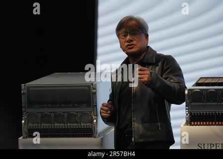 Taipeh, Taiwan. 01. Juni 2023. Jensen Huang, Präsident der NVIDIA bei der hauptrednerin von supermicro während der COMPUTEX 2023. Die COMPUTEX 2023 läuft vom 30. Mai bis zum 02. Juni 2023 und versammelt über 1.000 Aussteller aus 26 verschiedenen Ländern mit 3000 Ständen, um ihre neuesten Produkte zu präsentieren und Bestellungen mit ausländischen Käufern zu unterzeichnen. (Foto: Walid Berrazeg/SOPA Images/Sipa USA) Guthaben: SIPA USA/Alamy Live News Stockfoto