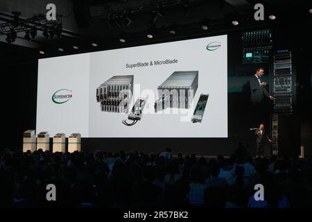 Taipeh, Taiwan. 01. Juni 2023. Charles Liang, CEO von Supermicro bei einer Keynote während der COMPUTEX 2023. Die COMPUTEX 2023 läuft vom 30. Mai bis zum 02. Juni 2023 und versammelt über 1.000 Aussteller aus 26 verschiedenen Ländern mit 3000 Ständen, um ihre neuesten Produkte zu präsentieren und Bestellungen mit ausländischen Käufern zu unterzeichnen. (Foto: Walid Berrazeg/SOPA Images/Sipa USA) Guthaben: SIPA USA/Alamy Live News Stockfoto