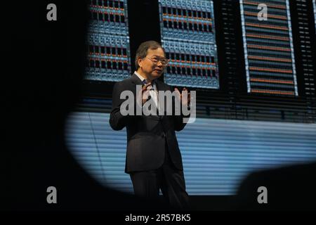 Taipeh, Taiwan. 01. Juni 2023. Charles Liang, CEO von Supermicro bei einer Keynote während der COMPUTEX 2023. Die COMPUTEX 2023 läuft vom 30. Mai bis zum 02. Juni 2023 und versammelt über 1.000 Aussteller aus 26 verschiedenen Ländern mit 3000 Ständen, um ihre neuesten Produkte zu präsentieren und Bestellungen mit ausländischen Käufern zu unterzeichnen. (Foto: Walid Berrazeg/SOPA Images/Sipa USA) Guthaben: SIPA USA/Alamy Live News Stockfoto