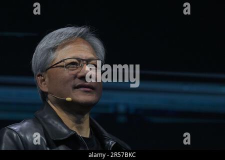 Taipeh, Taiwan. 01. Juni 2023. Jensen Huang, Präsident der NVIDIA bei der hauptrednerin von supermicro während der COMPUTEX 2023. Die COMPUTEX 2023 läuft vom 30. Mai bis zum 02. Juni 2023 und versammelt über 1.000 Aussteller aus 26 verschiedenen Ländern mit 3000 Ständen, um ihre neuesten Produkte zu präsentieren und Bestellungen mit ausländischen Käufern zu unterzeichnen. (Foto: Walid Berrazeg/SOPA Images/Sipa USA) Guthaben: SIPA USA/Alamy Live News Stockfoto