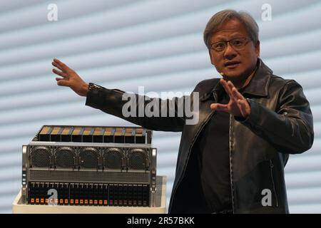 Taipeh, Taiwan. 01. Juni 2023. Jensen Huang, Präsident der NVIDIA bei der hauptrednerin von supermicro während der COMPUTEX 2023. Die COMPUTEX 2023 läuft vom 30. Mai bis zum 02. Juni 2023 und versammelt über 1.000 Aussteller aus 26 verschiedenen Ländern mit 3000 Ständen, um ihre neuesten Produkte zu präsentieren und Bestellungen mit ausländischen Käufern zu unterzeichnen. (Foto: Walid Berrazeg/SOPA Images/Sipa USA) Guthaben: SIPA USA/Alamy Live News Stockfoto