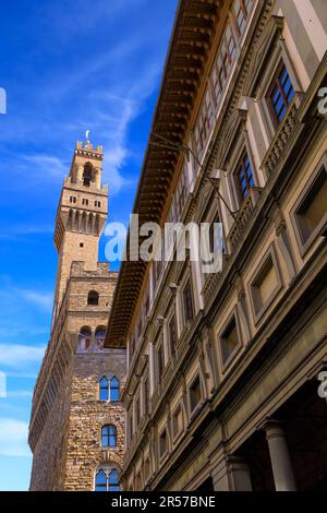 Blick auf das historische Zentrum von Florenz, Italien: Palazzo Vecchio mit Arnolfo-Turm vom Innenhof der Uffizien. Stockfoto